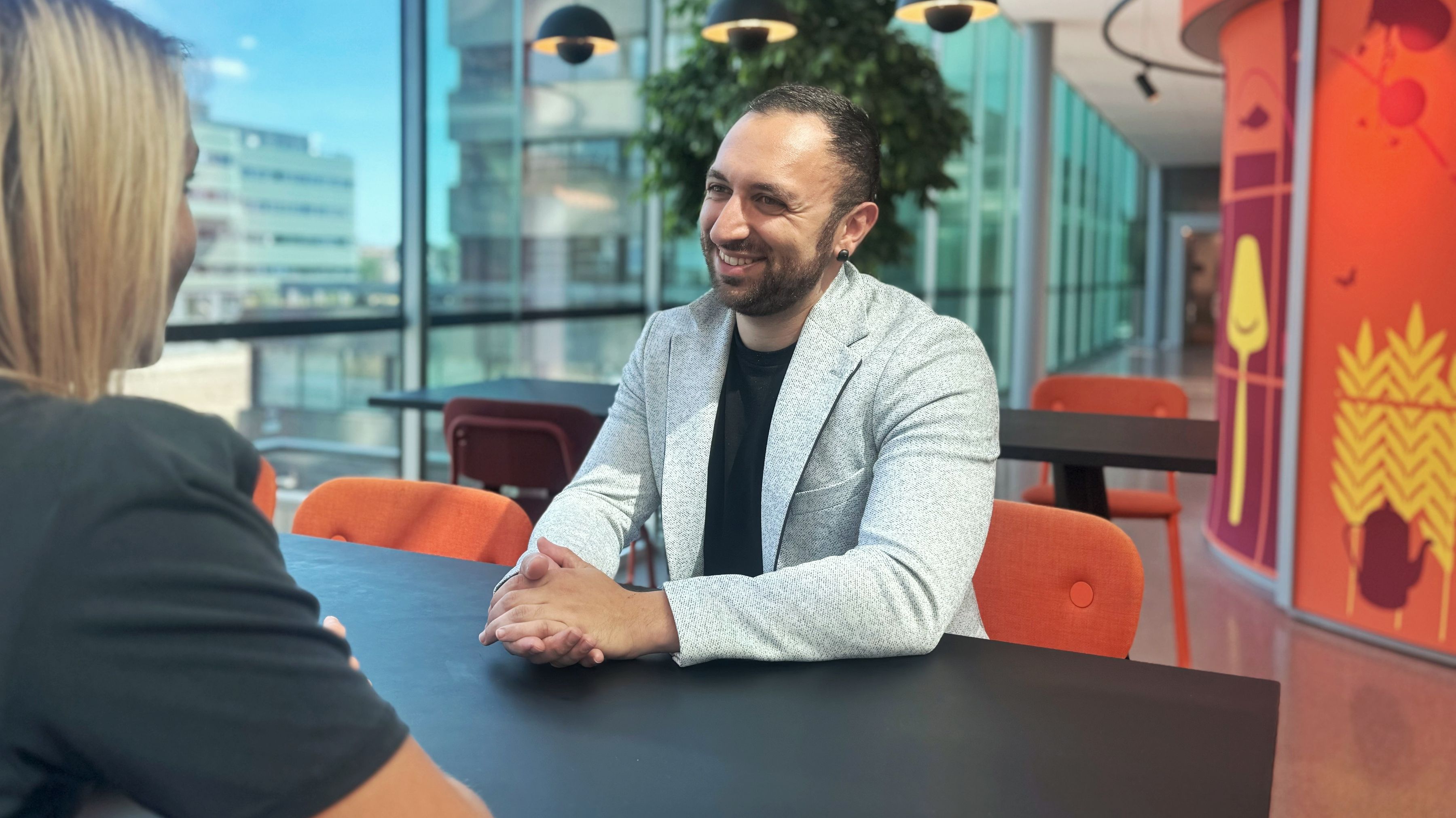 Damiano met collega in gesprek