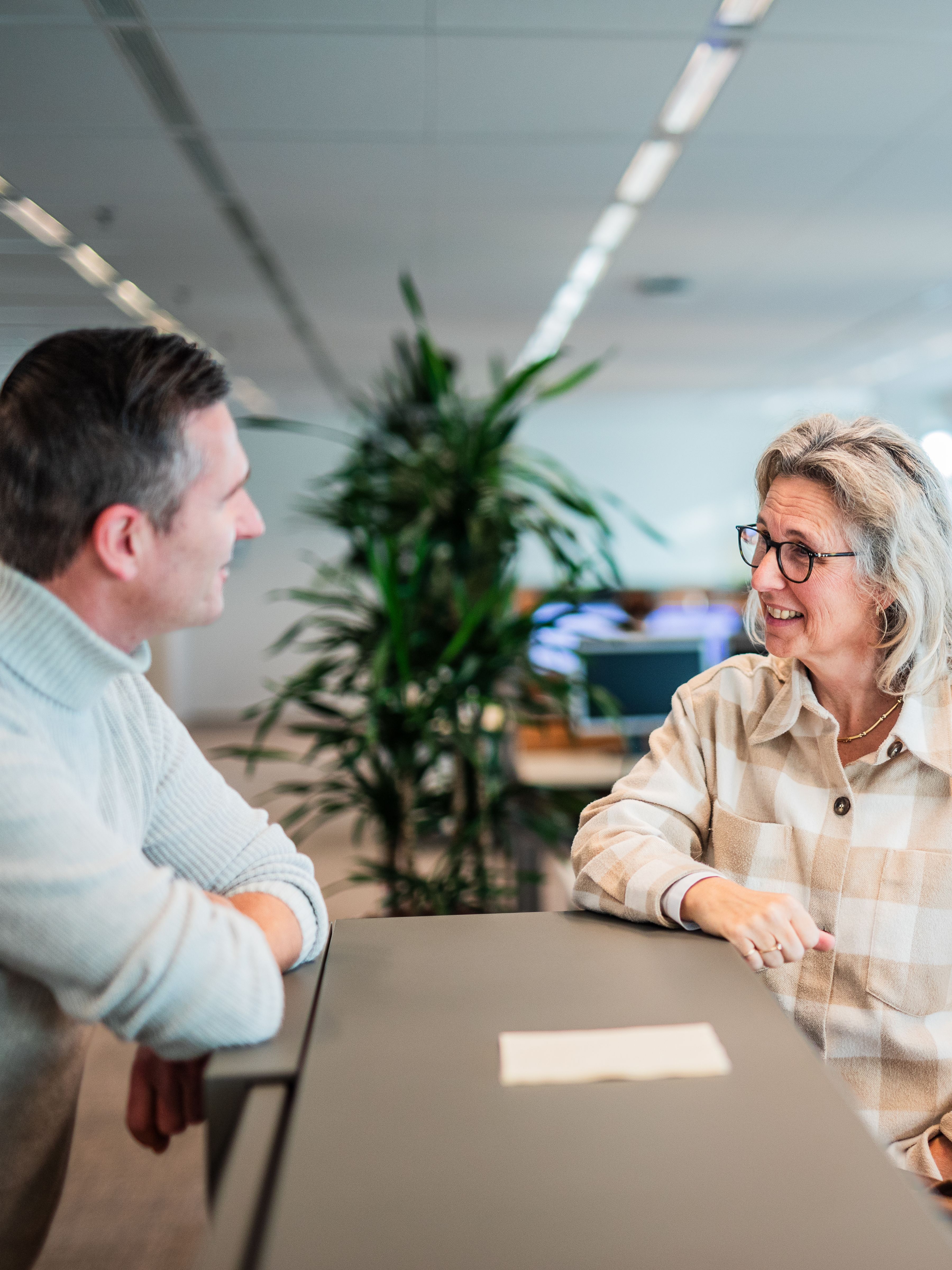 Man en vrouw in gesprek