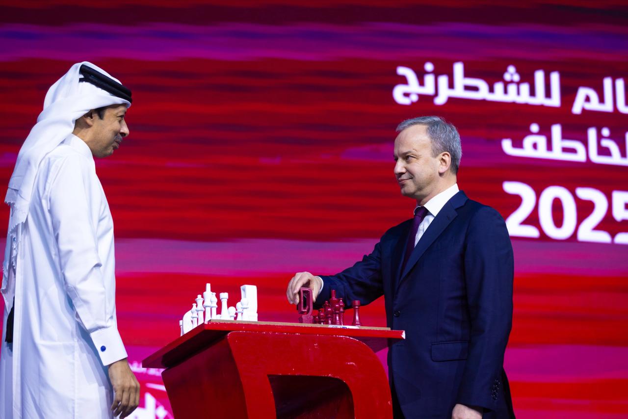 Arkady Dvorkovich bei der Eröffnungszeremonie mit Mohammed Al Modiahki. Foto: Anna Shtourman/FIDE.