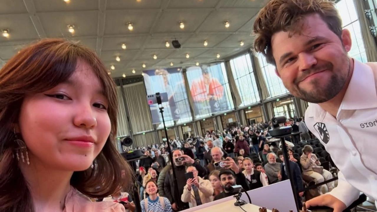 Thumbnail for article: Magnus Carlsen stimmte dem Foto zu. Dann drehte er sich um und sagte es den Schiedsrichtern.