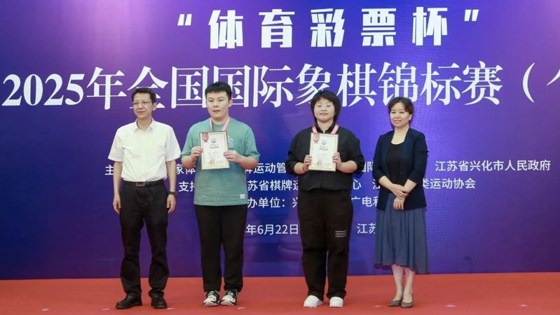 Chinese champions GM Xiao Tong and WGM Li Xueyi.