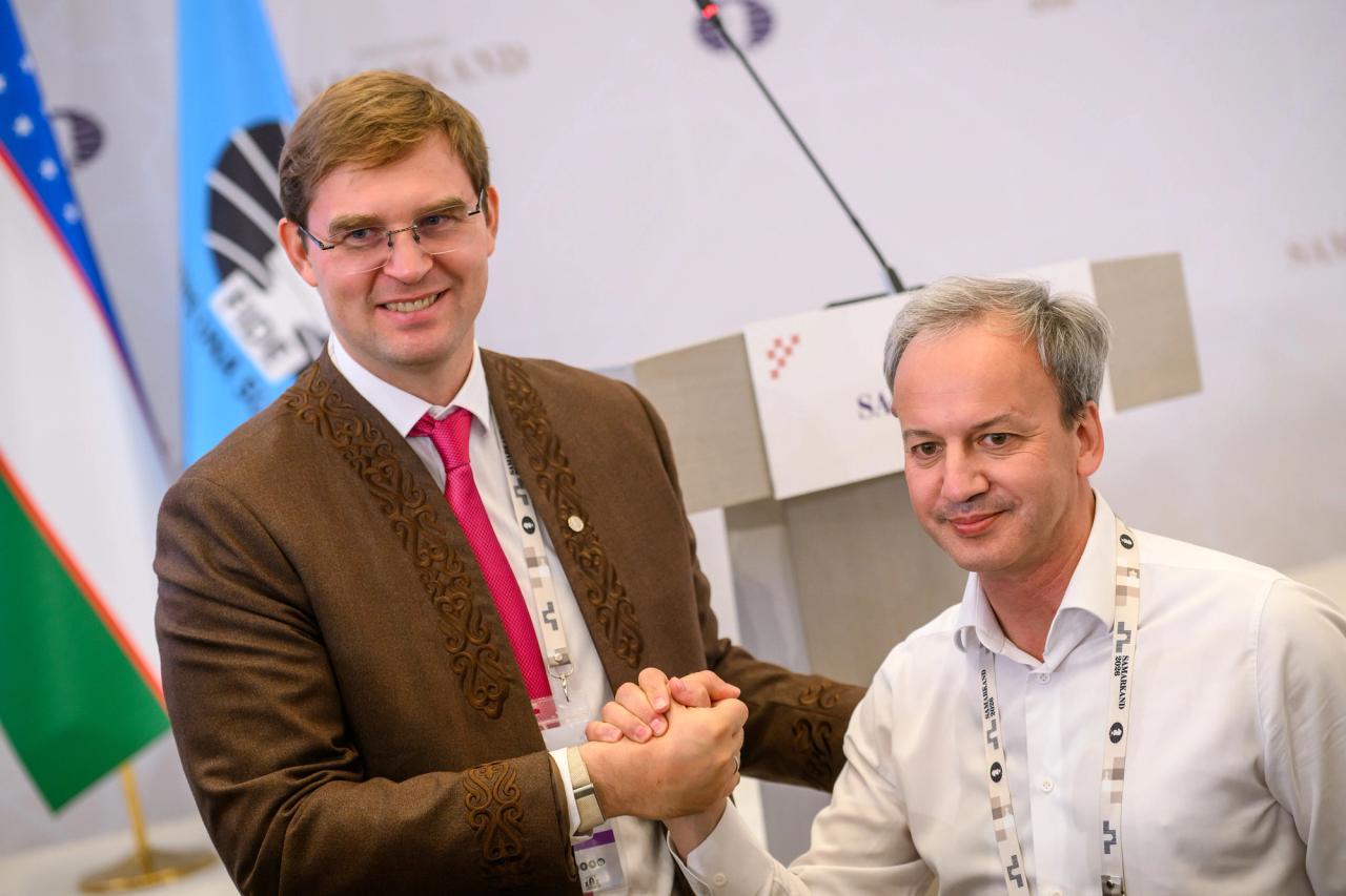 The handover, from Dvorkovich to Turlov.