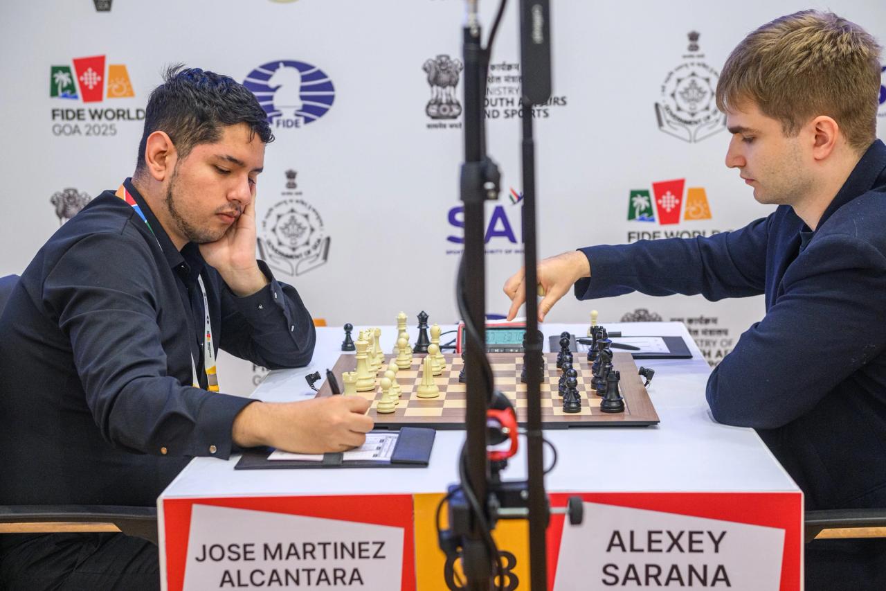 El GM Jose Martinez derrotó al GM Alexey Sarana para llegar a la R5. Foto: Michal Walusza/FIDE.