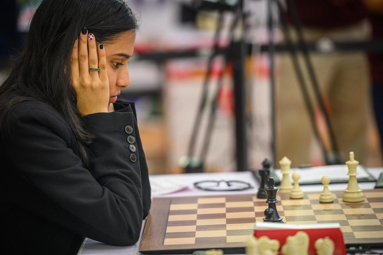 GM Diyya Deshmukh, jedna z jasných hvězd indických šachů a ženských šachů obecně, byla vyřazena z turnaje FIDE za 2 miliony dolarů v prvním kole v neděli.