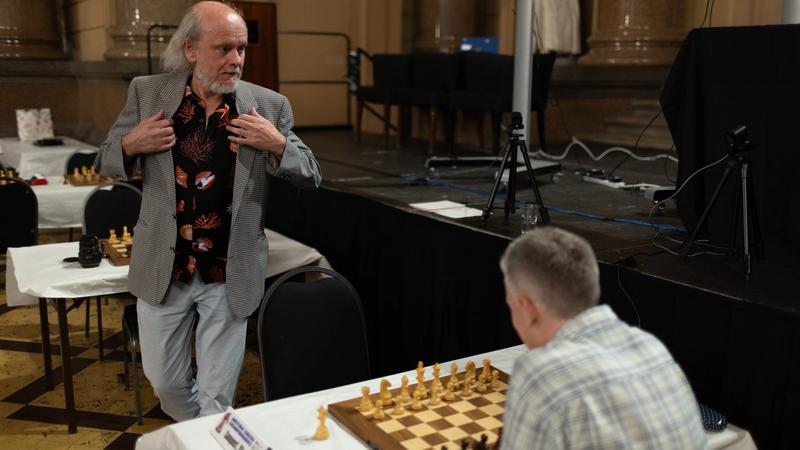Adams 在 2025 年英国国际象棋锦标赛的加赛中击败 Stuart Conquest。