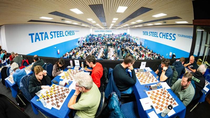 Round 1 eventually got under way after a 90 minute delay.