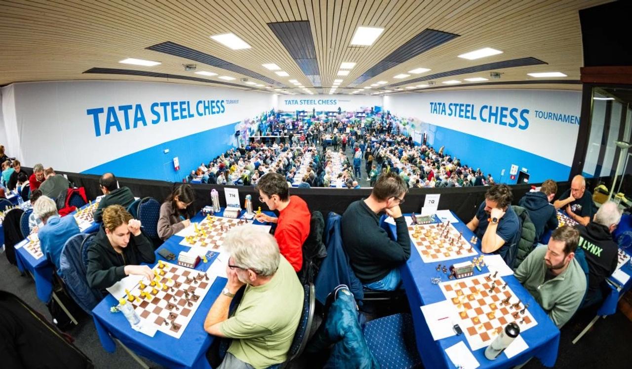 1. kolo se nakonec rozběhlo po 90minutovém zpoždění. Foto: Tata Steel Chess / Lennart Ootes.