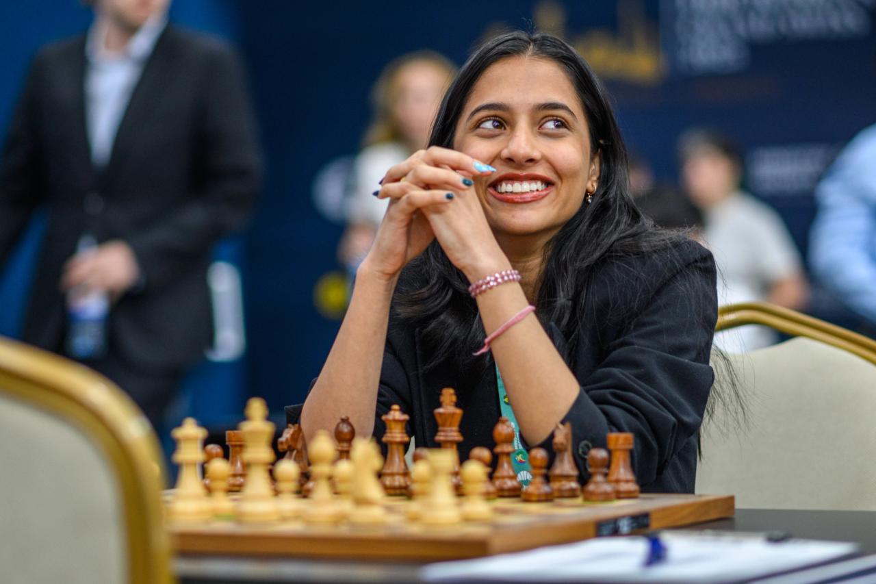 Divya Deshmukh bei der FIDE Grand Swiss in Samarkand 2025. Foto: Michal Walusza/FIDE.