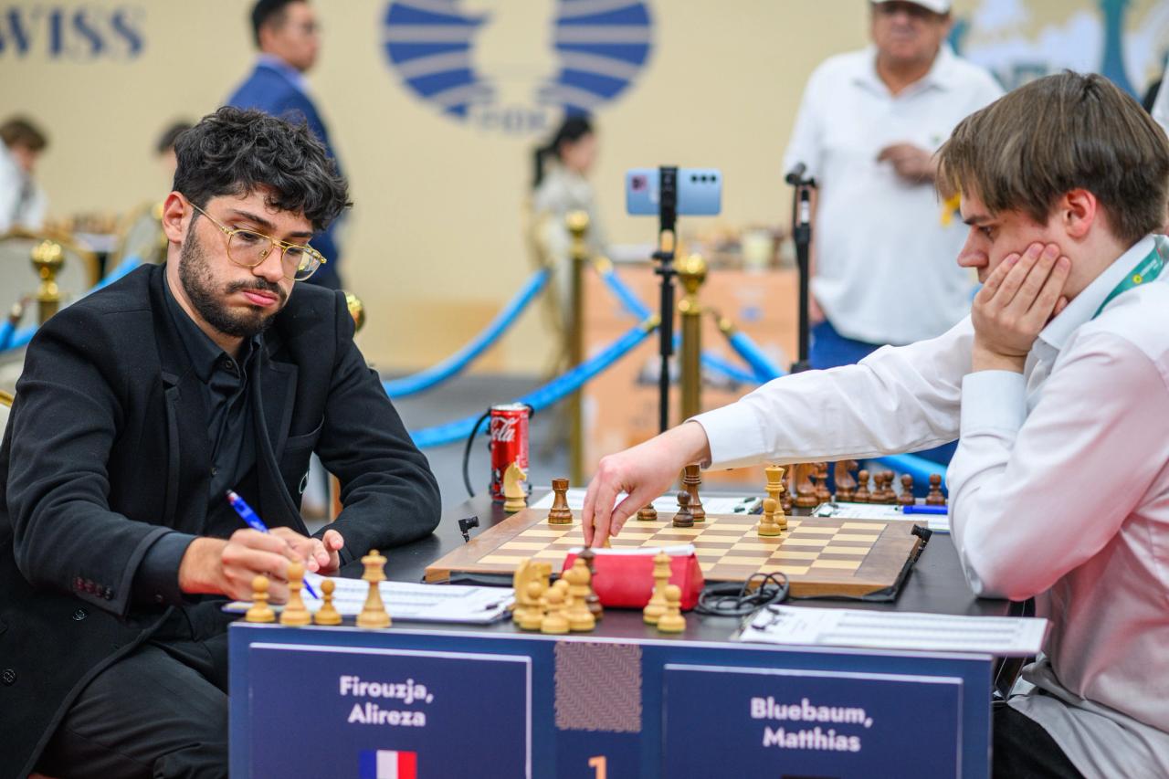 Firouzja och Bluebaum spelade remi i sista ronden. Foto: Michal Walusza/FIDE.