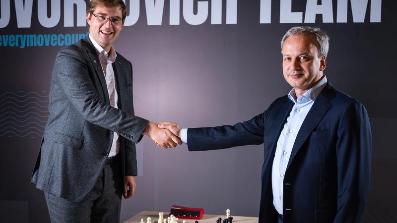 Úřadující Arkady Dvorkovich zahajuje svou kampaň.