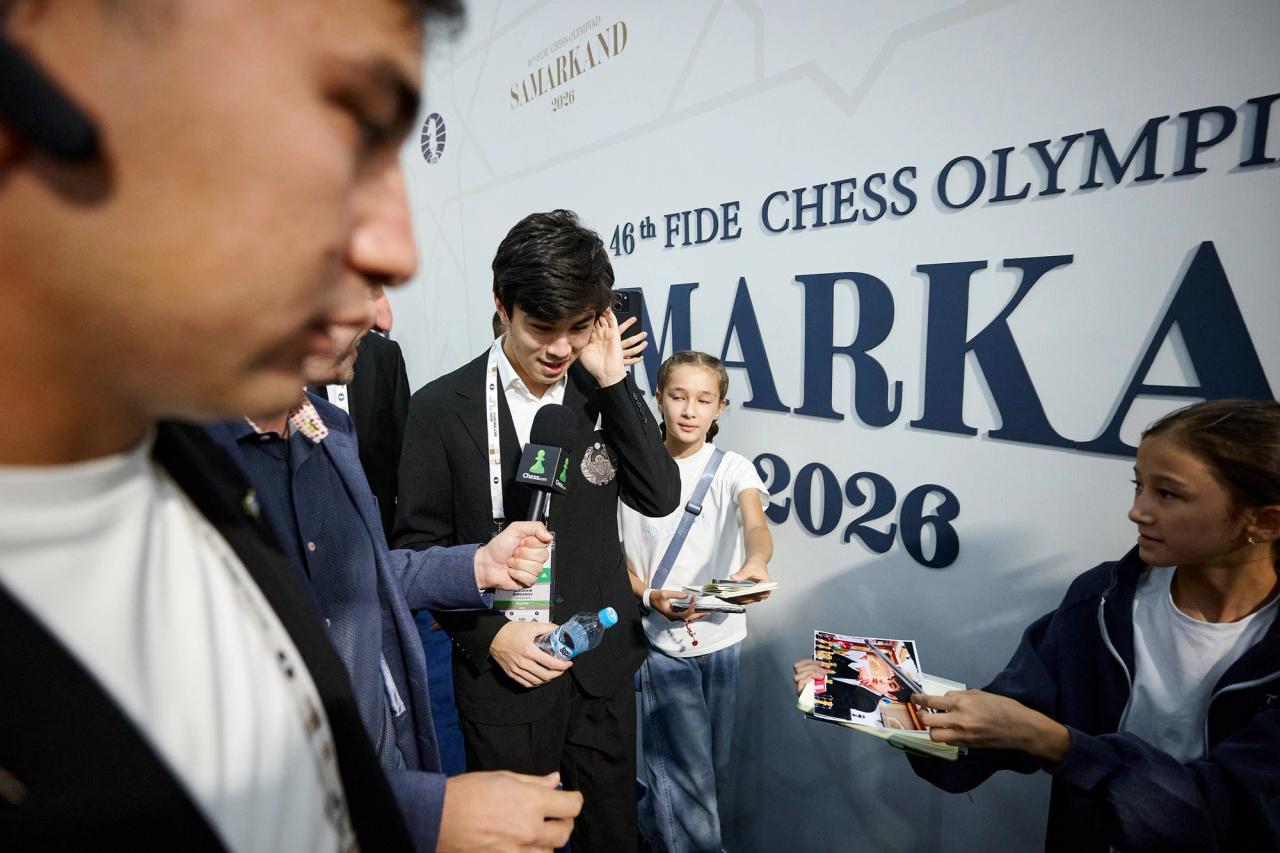 Javokhir Sindarov庆祝乌兹别克斯坦的胜利。照片:Rafal Oleksiewicz/FIDE。