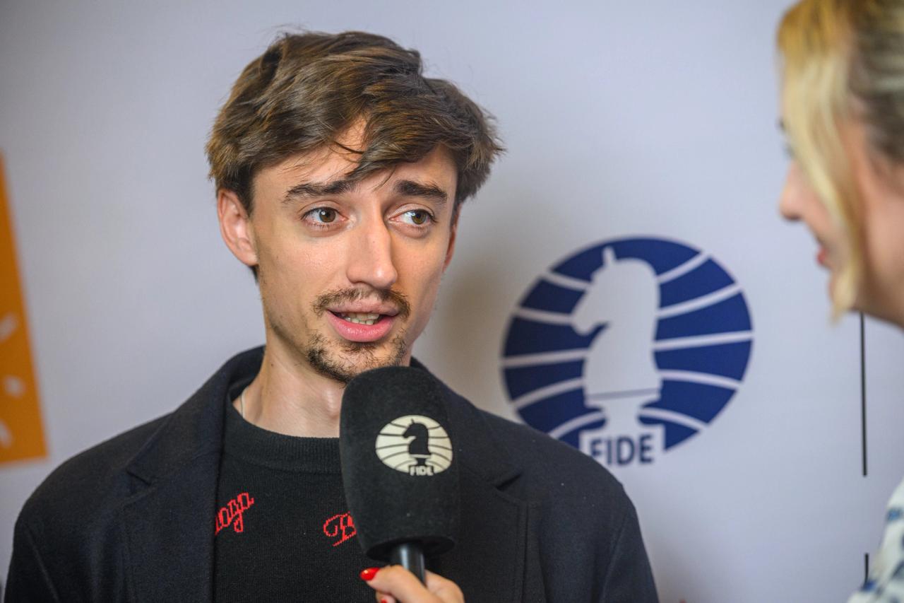 Rus Daniil Dubov stále bojuje.