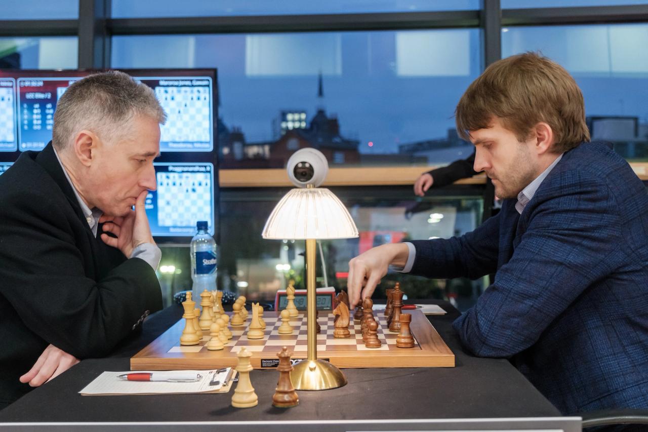 Vitiugov在2025年伦敦国际象棋经典赛上对阵英格兰传奇人物Michael Adams。照片:John Saunders/Chess in Schools and Communities。