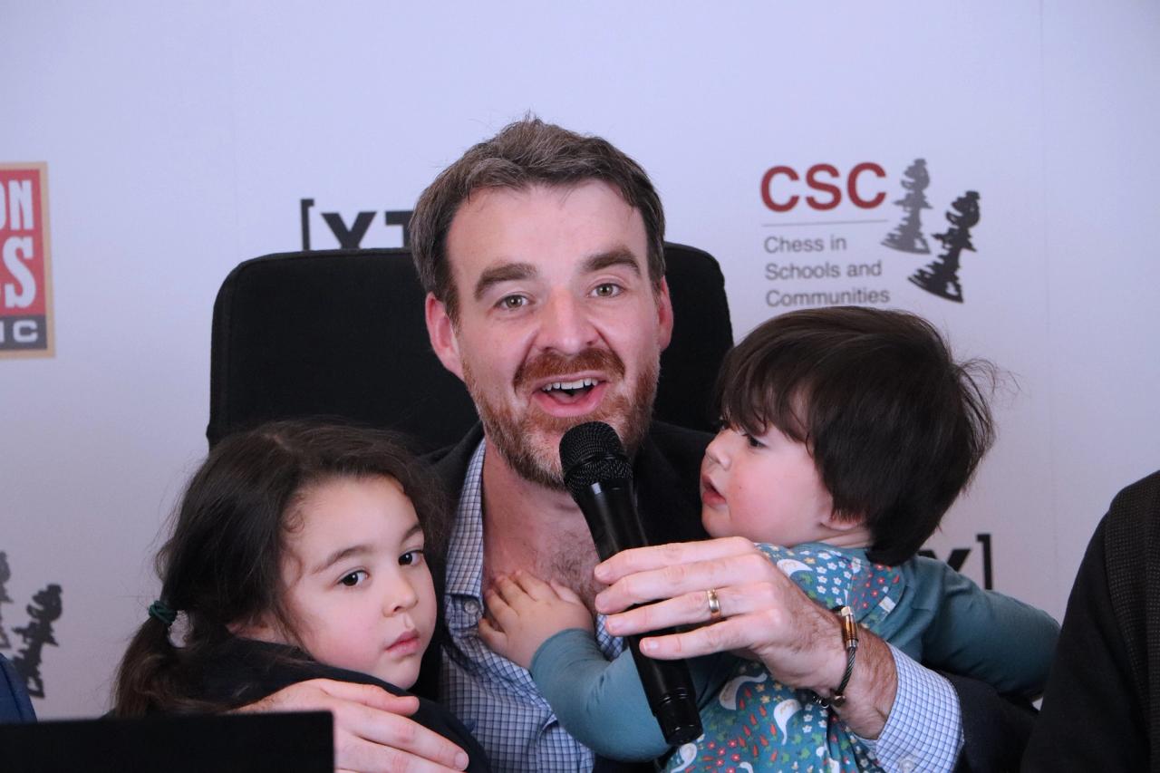 GM Gawain Jones na het winnen van de 2024 London Chess Classic. Foto: Chess in Schools and Communities.