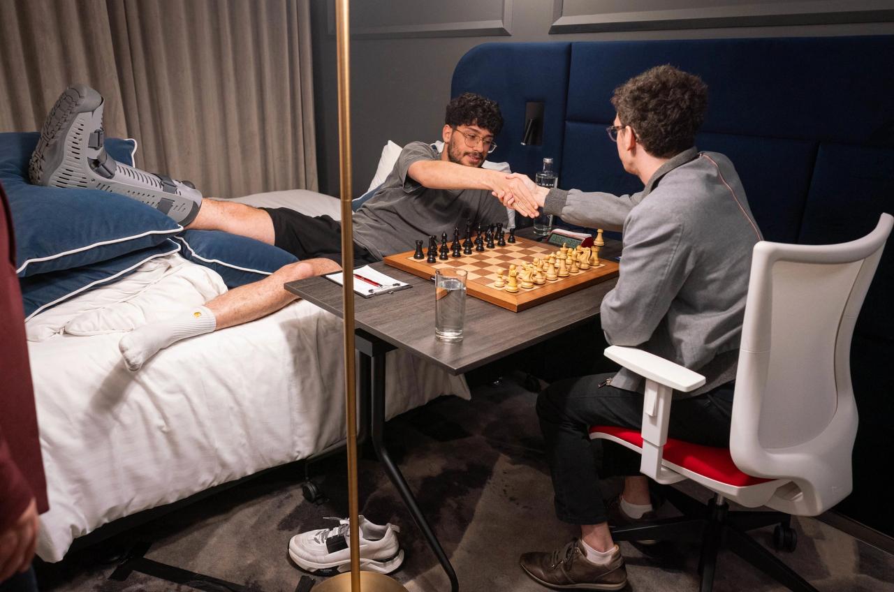 推迟的第四轮比赛以 Caruana 获胜告终。