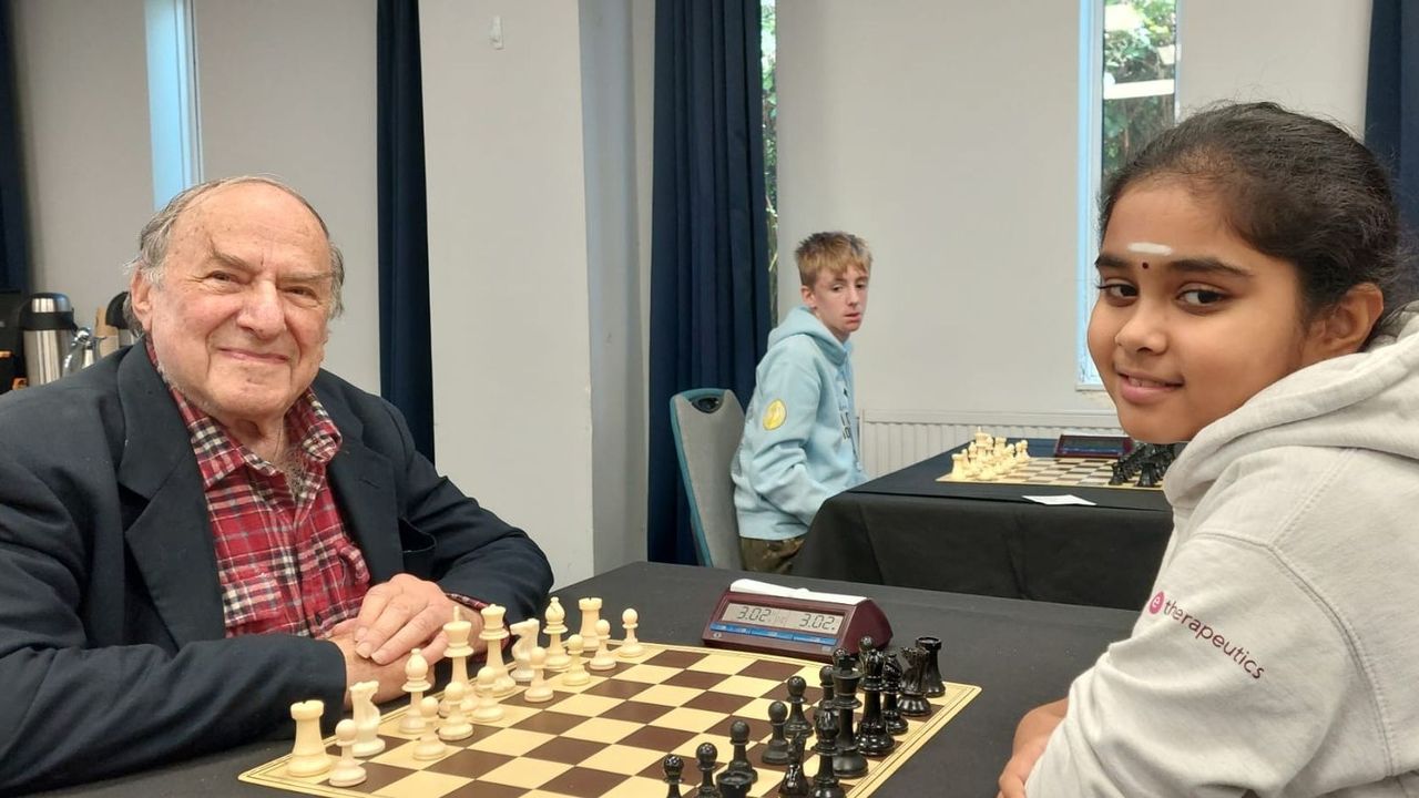 Thumbnail for article: Schackets under: Underbarn, 10, möter guldåldring, 92