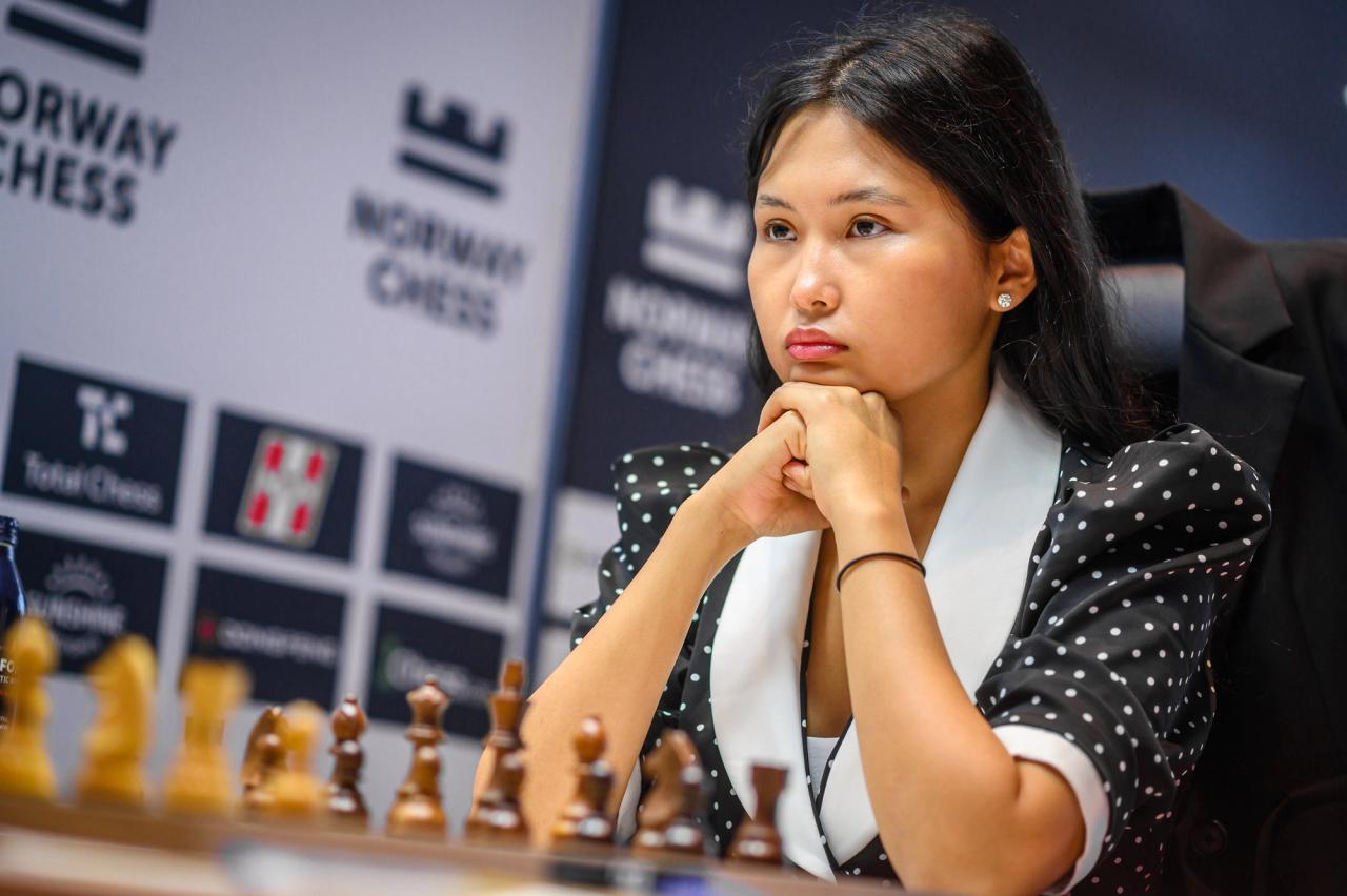 GM Bibisara Assaubayeva vann med en omgång kvar.