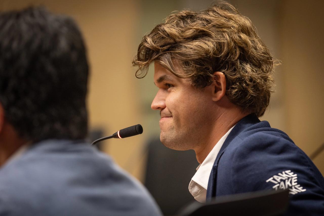 その後、記者会見で語るCarlsen。