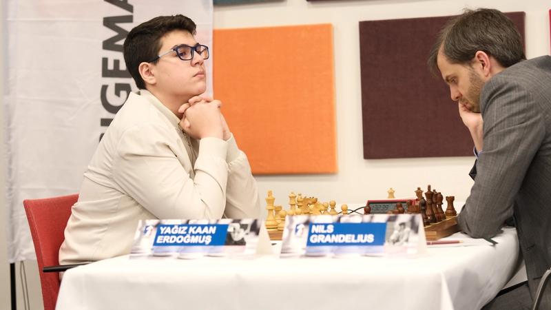 Record-breaking youngster GM Yagiz Kaan Erdogmuş vs Erigaisi.