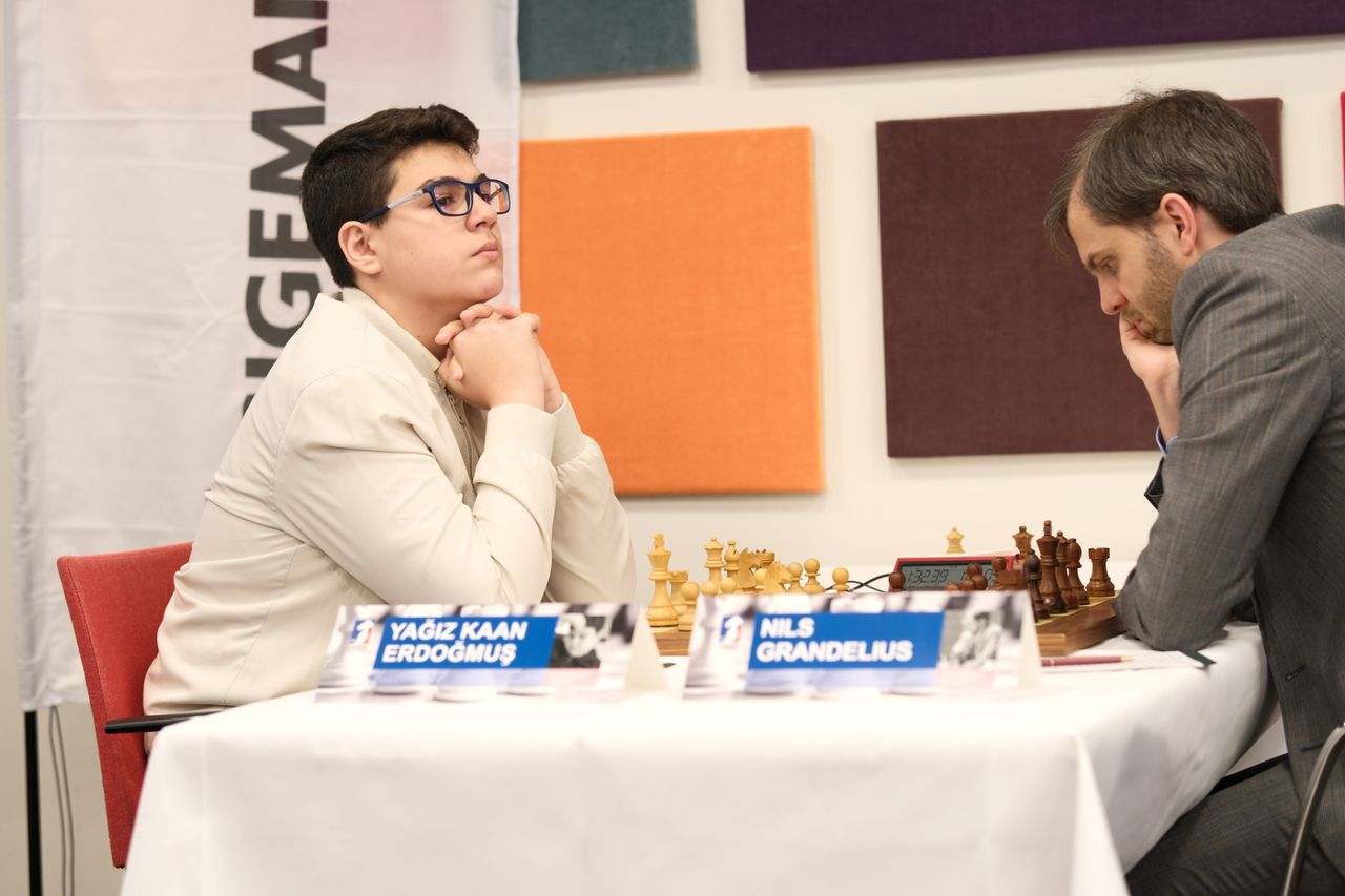 Rekordní mladík GM Yagiz Kaan Erdogmuş vs. Erigaisi. Foto: Mikael Svensson/TePe Sigeman Chess Tournament.