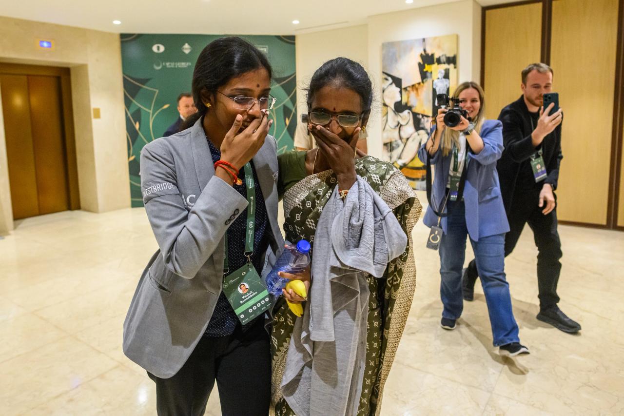 GM Vaishali R и ее мать. Фото: Michal Walusza/FIDE.