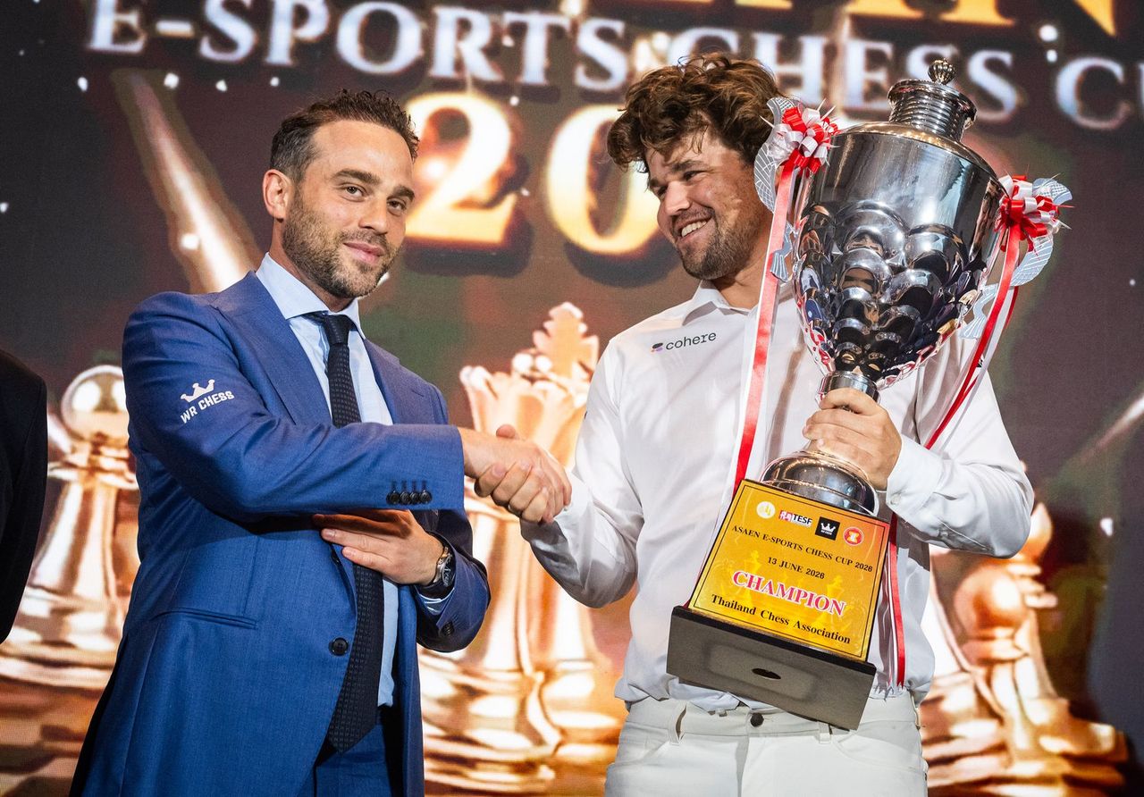 Wadim Rosenstein và Carlsen. Ảnh: WR Chess.