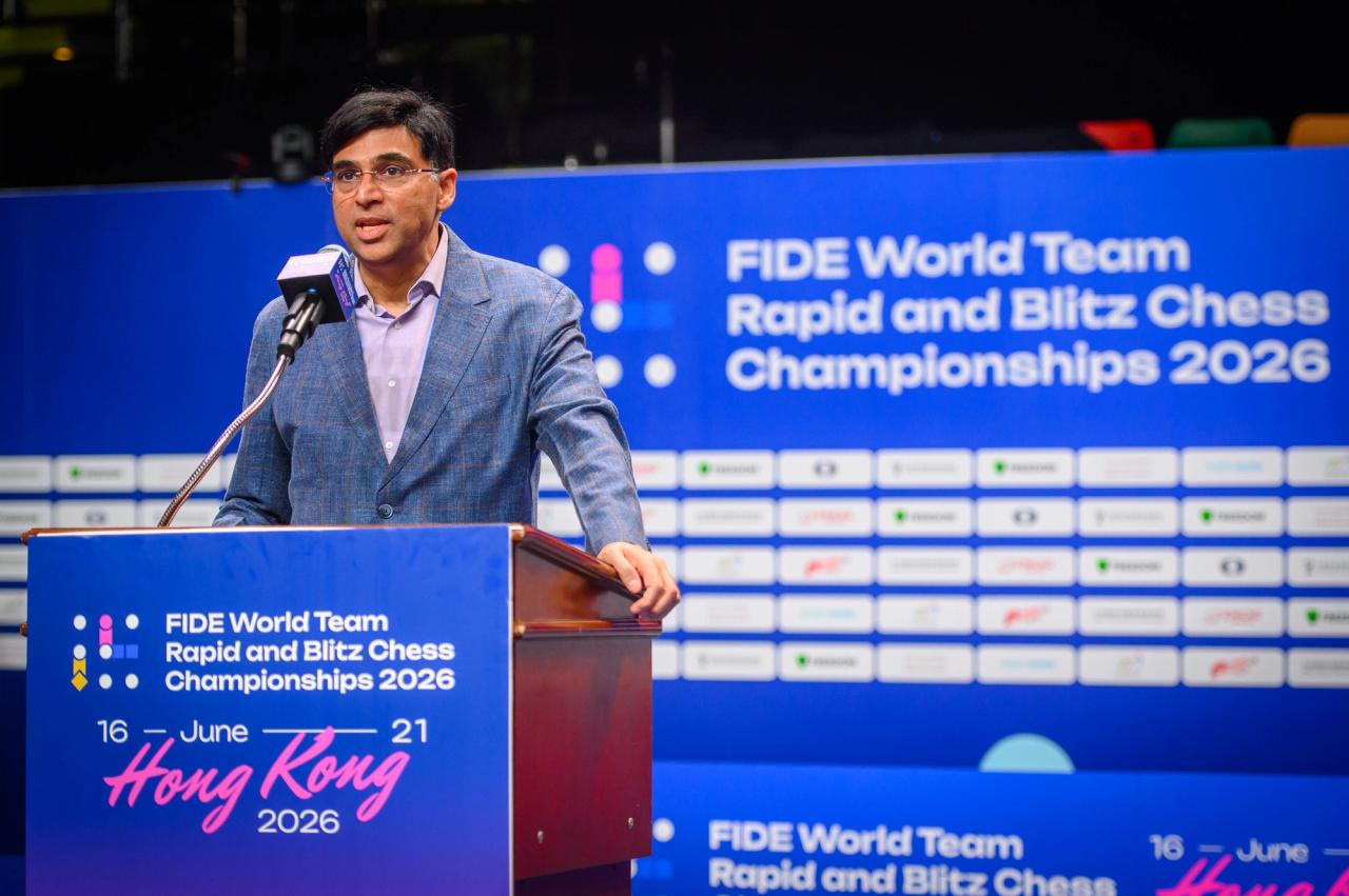 FIDEのチェスの伝説Vishy Anandが中央の舞台に立つ。