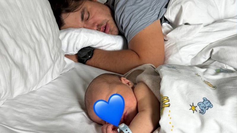 GM Magnus Carlsen announced the birth of his first child with this picture.