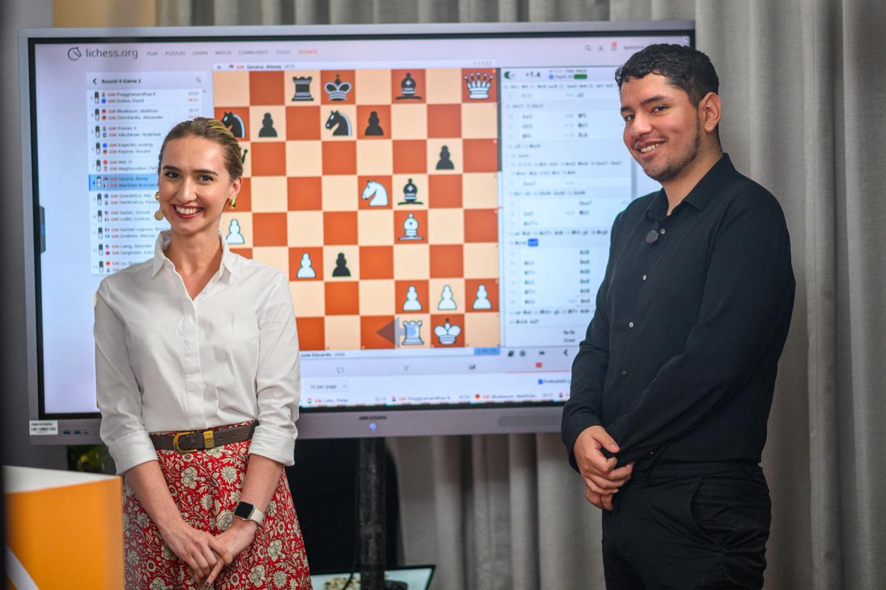 El GM Jose Martinez analizando su victoria con la WGM Keti Tsatsalashvili. Foto: Michal Walusza/FIDE.