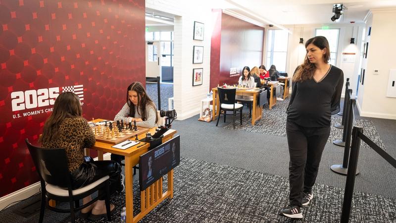 WGM Atousa Pourkashiyan taking a stroll during Round 1. Photo: Saint Louis Chess Club/Lennart Ootes.