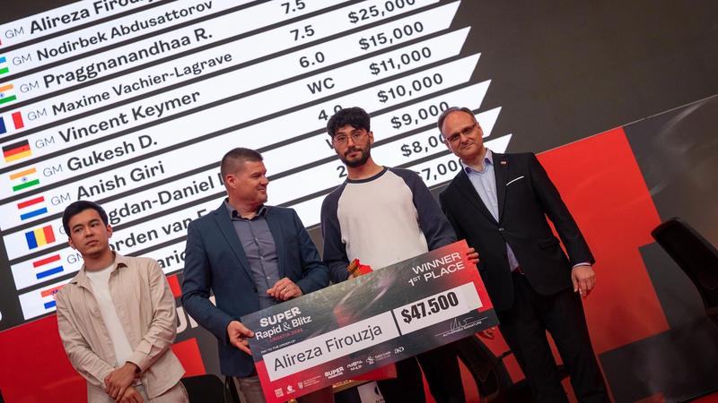 Alireza Firouzja a Nodirbek Abdusattorov na stupních vítězů.
