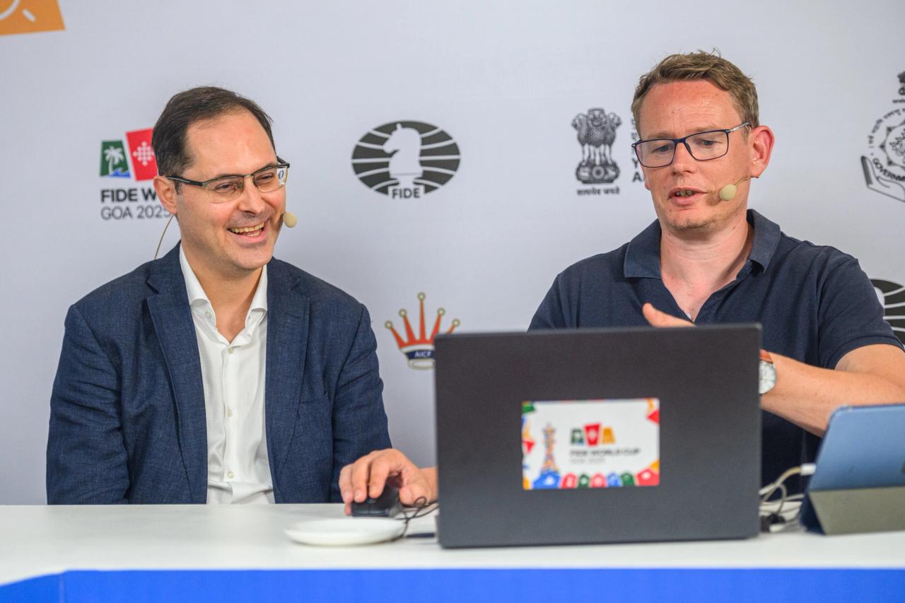 Z powrotem w kabinie: GM Peter Leko komentuje z GM Janem Gustafssonem. Fot. Michal Walusza/FIDE.