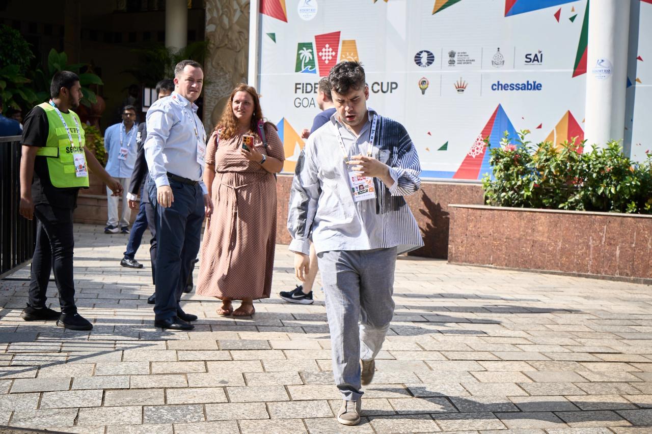 GMイアン・ネポムニアシチがFIDEワールドカップ2回戦に到着。写真:Eteri Kublashvili/FIDE。