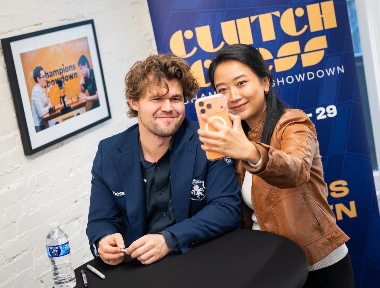 Tutti sorrisi all'arrivo del GM Magnus Carlsen a Saint Louis. Foto: Lennart Ootes/Saint Louis Chess Club.