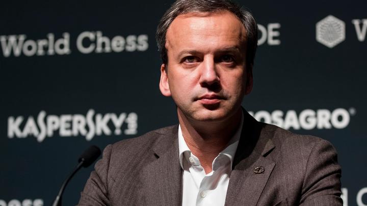 Thumbnail for article: Vem kommer leda världsschacket? Tre namn framträder inför FIDE-valet