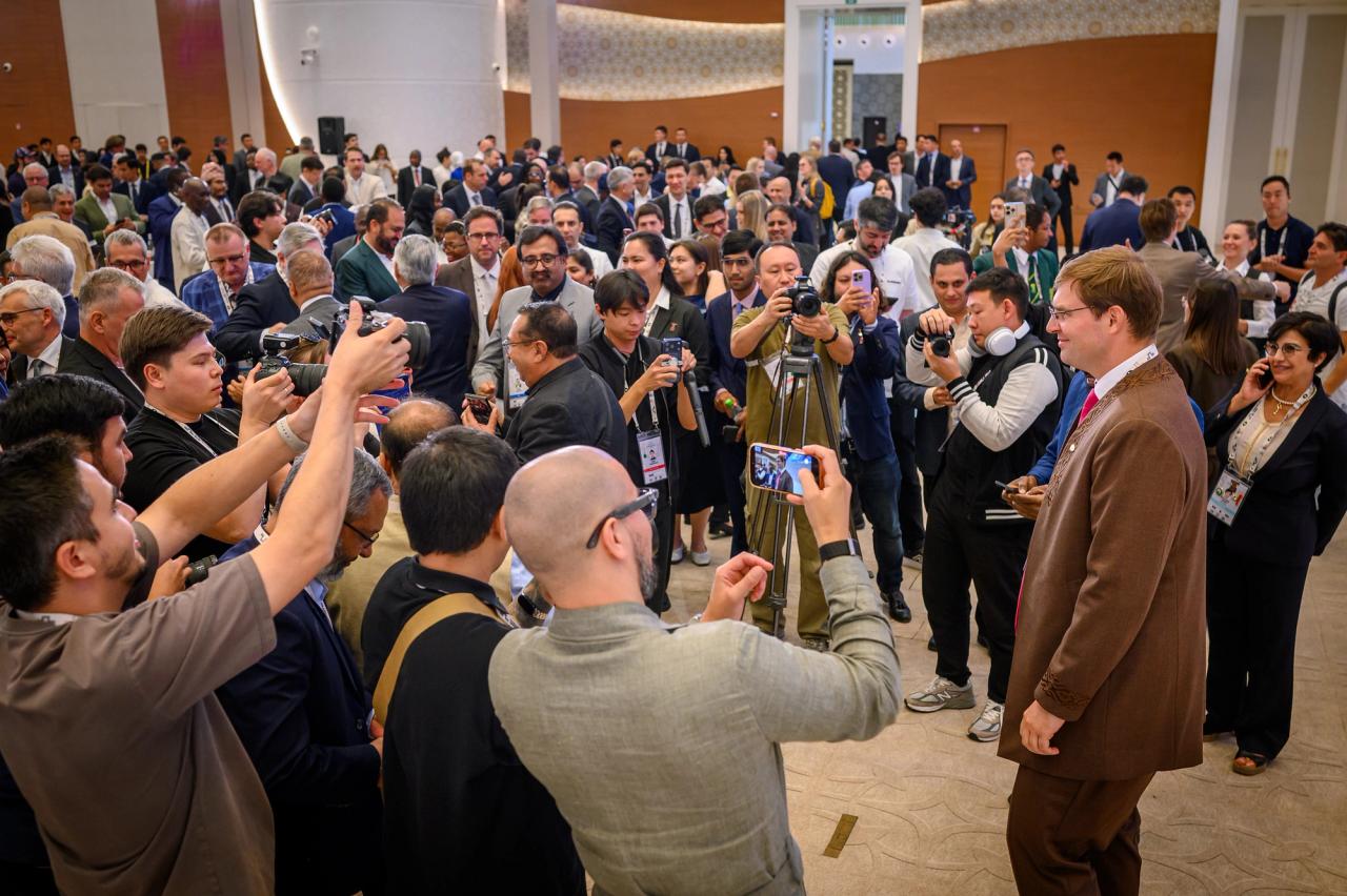 Timur Turlov在撒马尔罕赢得2026年FIDE主席选举后。照片：Michal Walusza/FIDE。