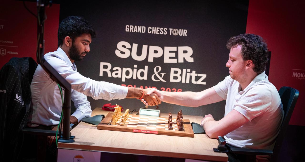 Niemann (справа) играет с чемпионом мира Gukesh D в Варшаве. Фото: Lennart Ootes/Grand Chess Tour.