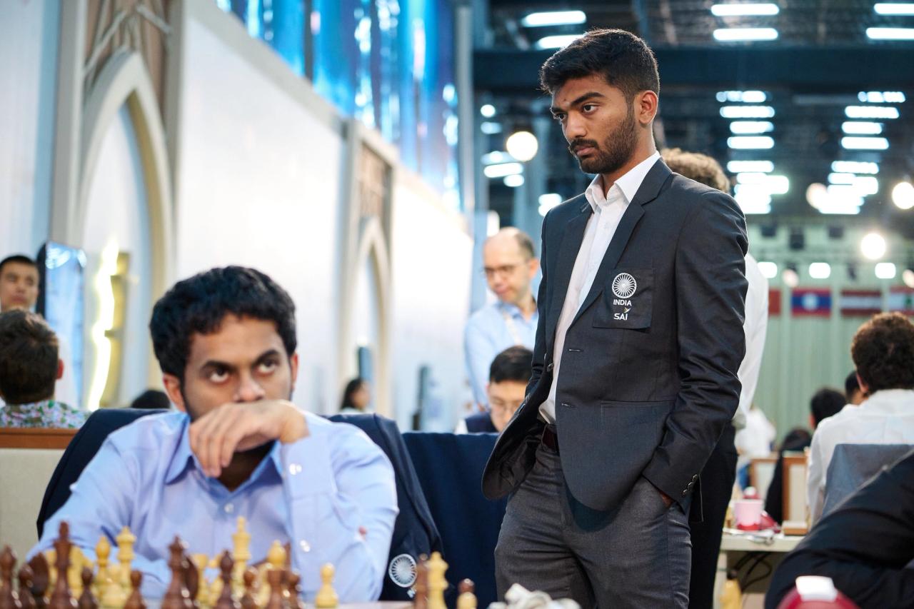 Gukesh在第4台比赛，前景是Nihal Sarin。照片：Rafal Oleksiewicz/FIDE。