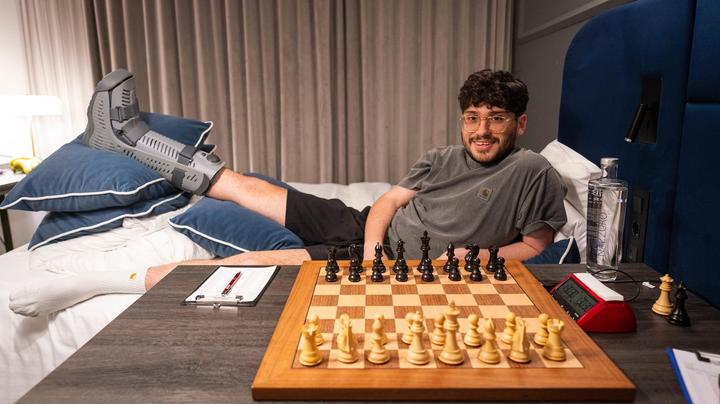 Thumbnail for article: Firouzja legt die Füße hoch: Verletzter Star aus Superbet Chess Classic ausgeschieden
