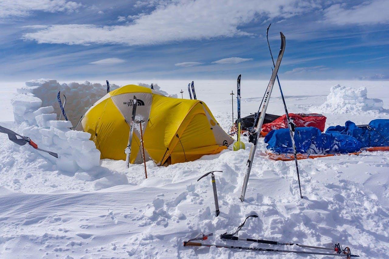 Wind analysis and snow wall building are essential to pitch a tent in the snow