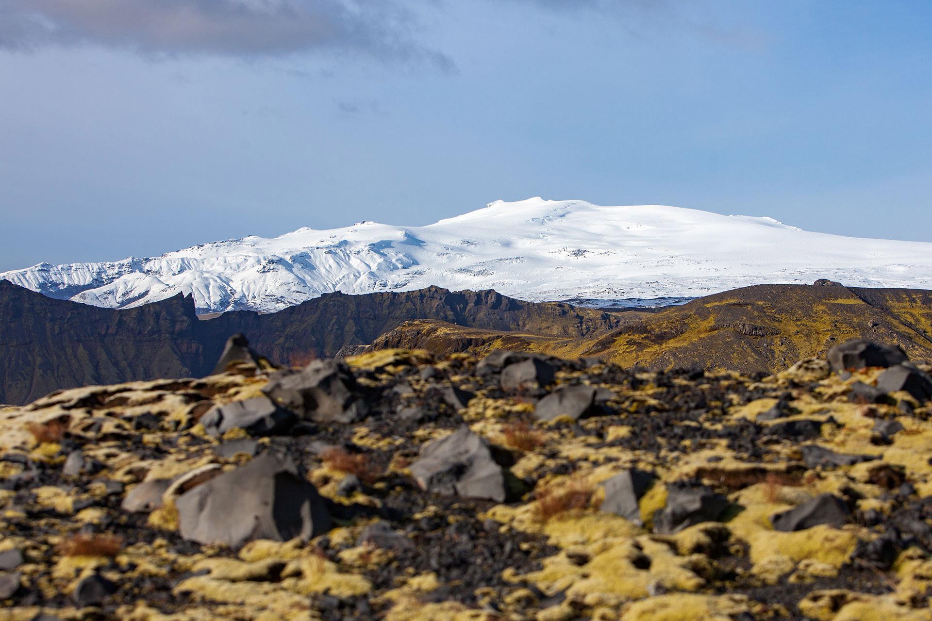 The group of hikers standing close to the edge looking down on Sólheimajö0kull glacier