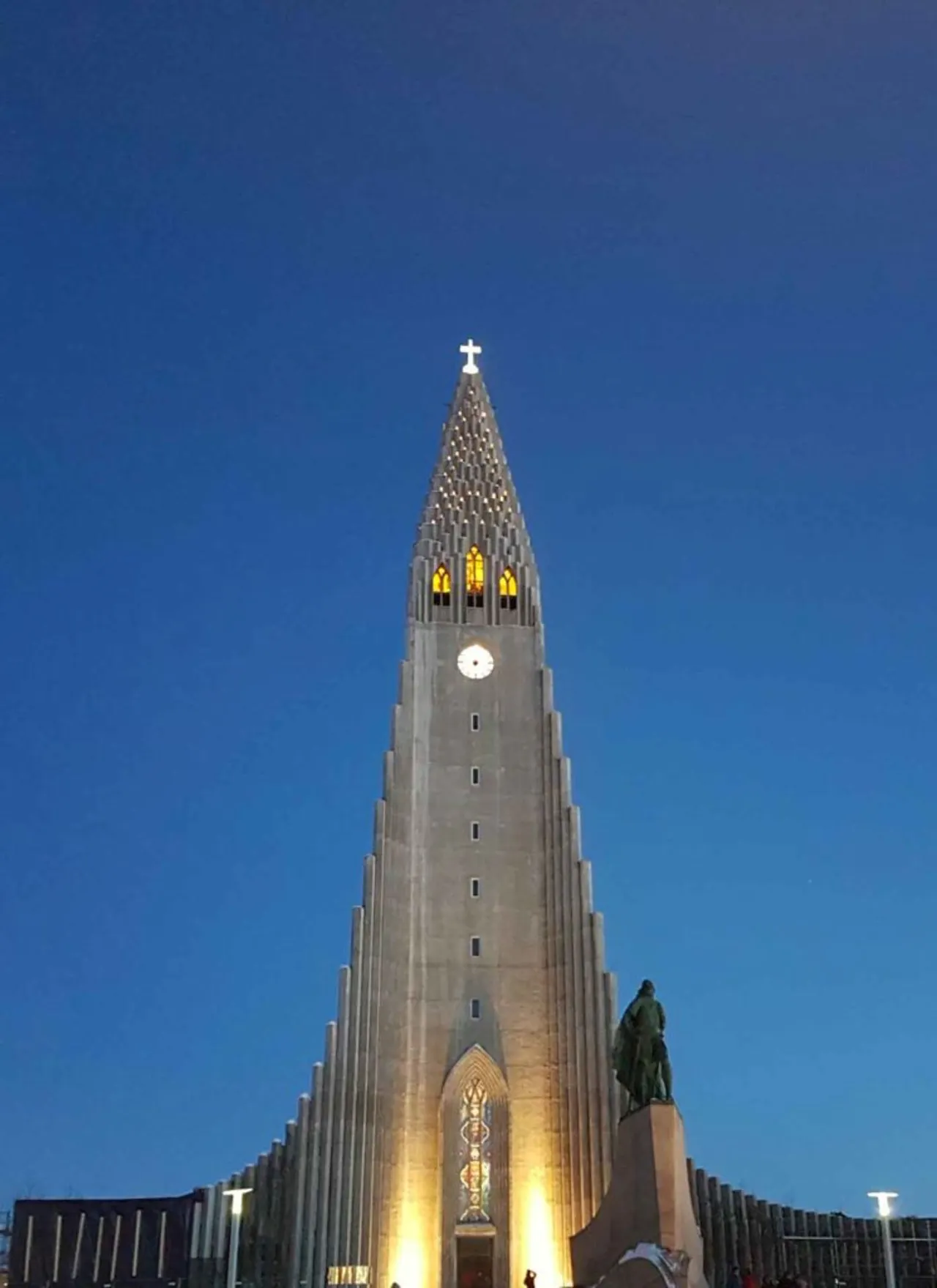 A front view picture of Hallgrímskirkja in the evening