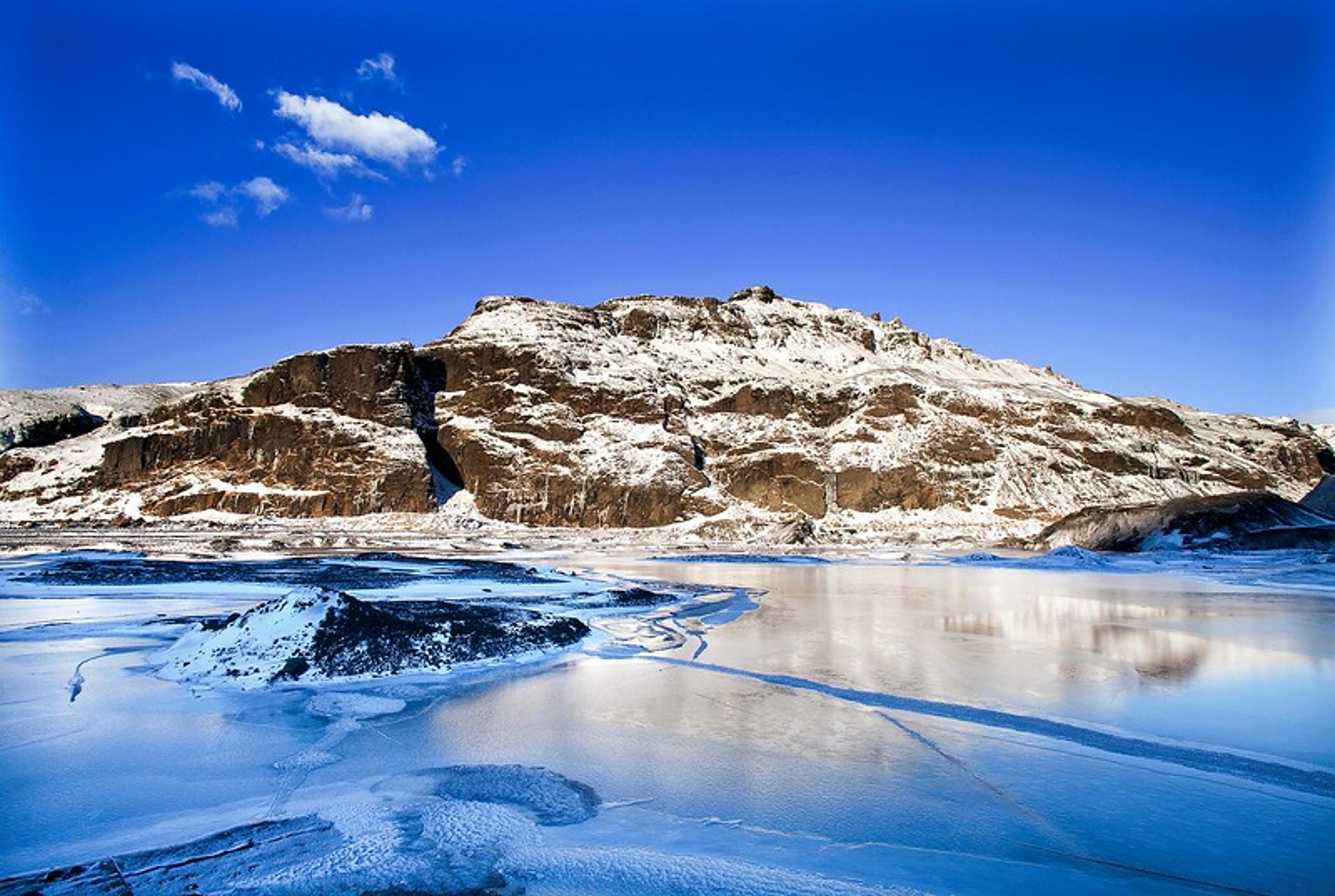 The lagoon in front of sólheimajökull glacier frosen over in winter time