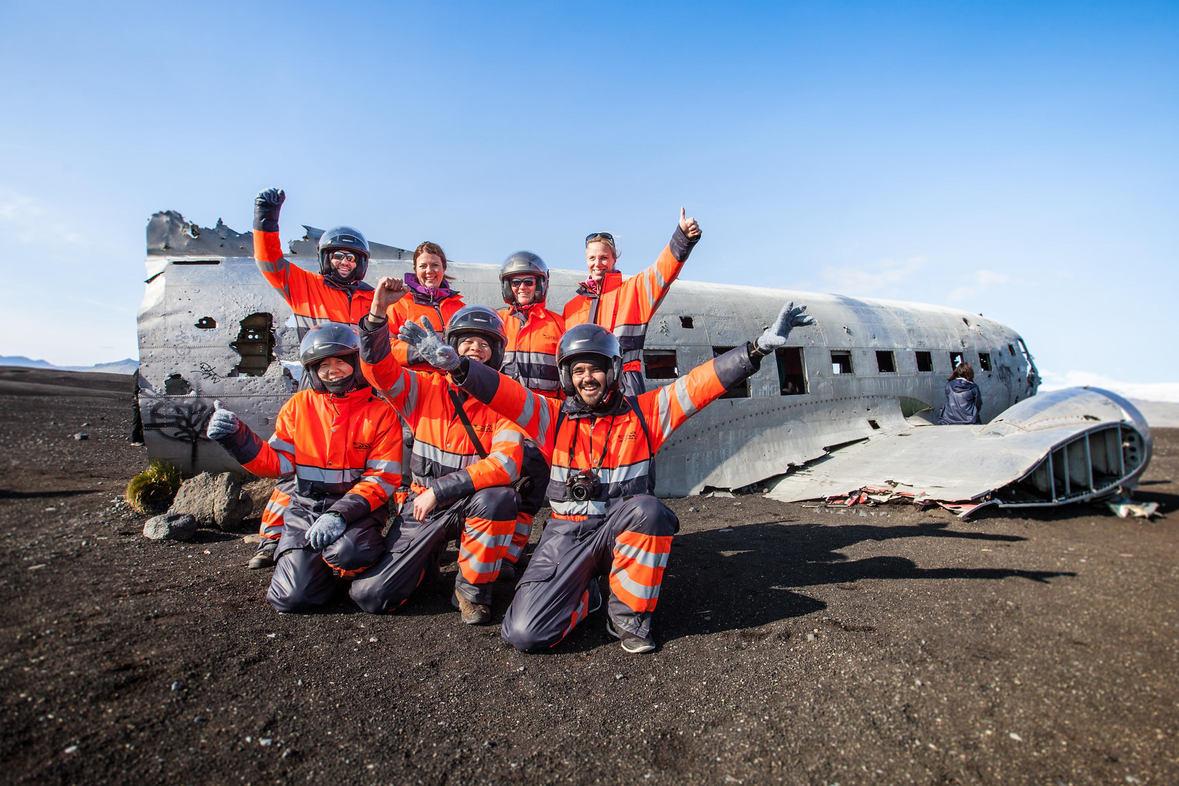 The group on front of the old and famous dc3 plane wreck on Sólheimasandur