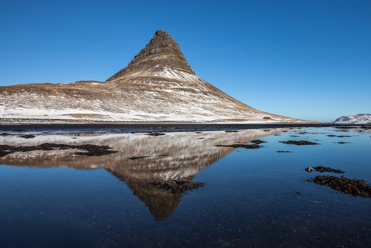 The mountain Kistufell seen across a pond