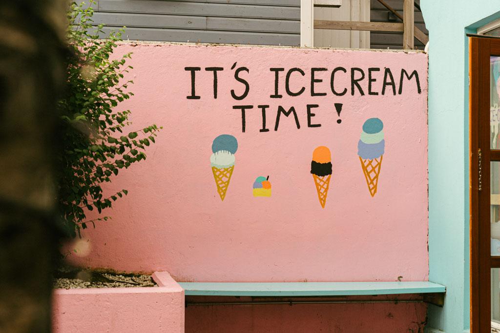 A wall in Reykjavík with "It"s tome fore ice cream" written on it
