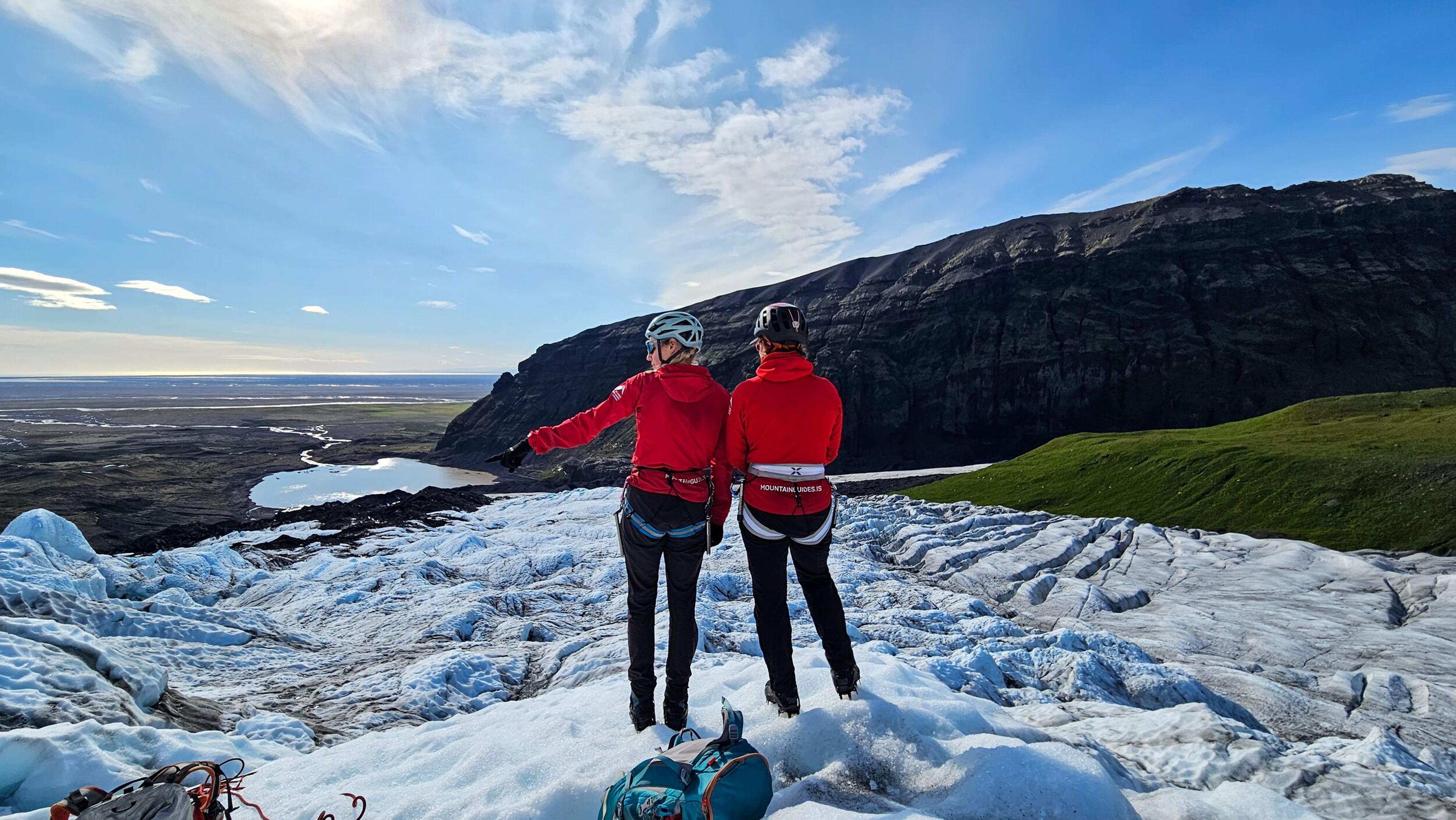 Guides standing on top of Falljökull at Skaftafell 