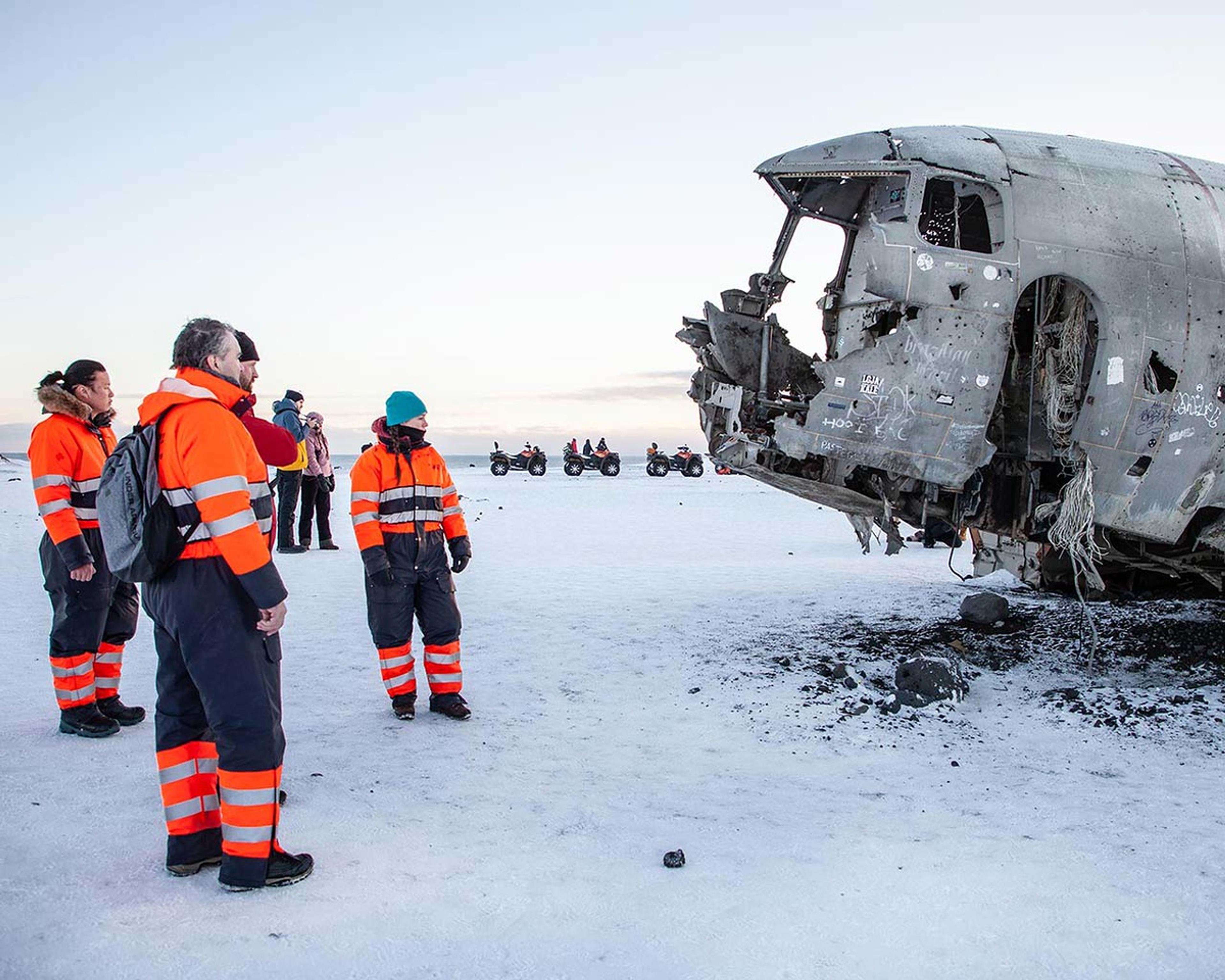 People having a look at the DC-3 plane wreck