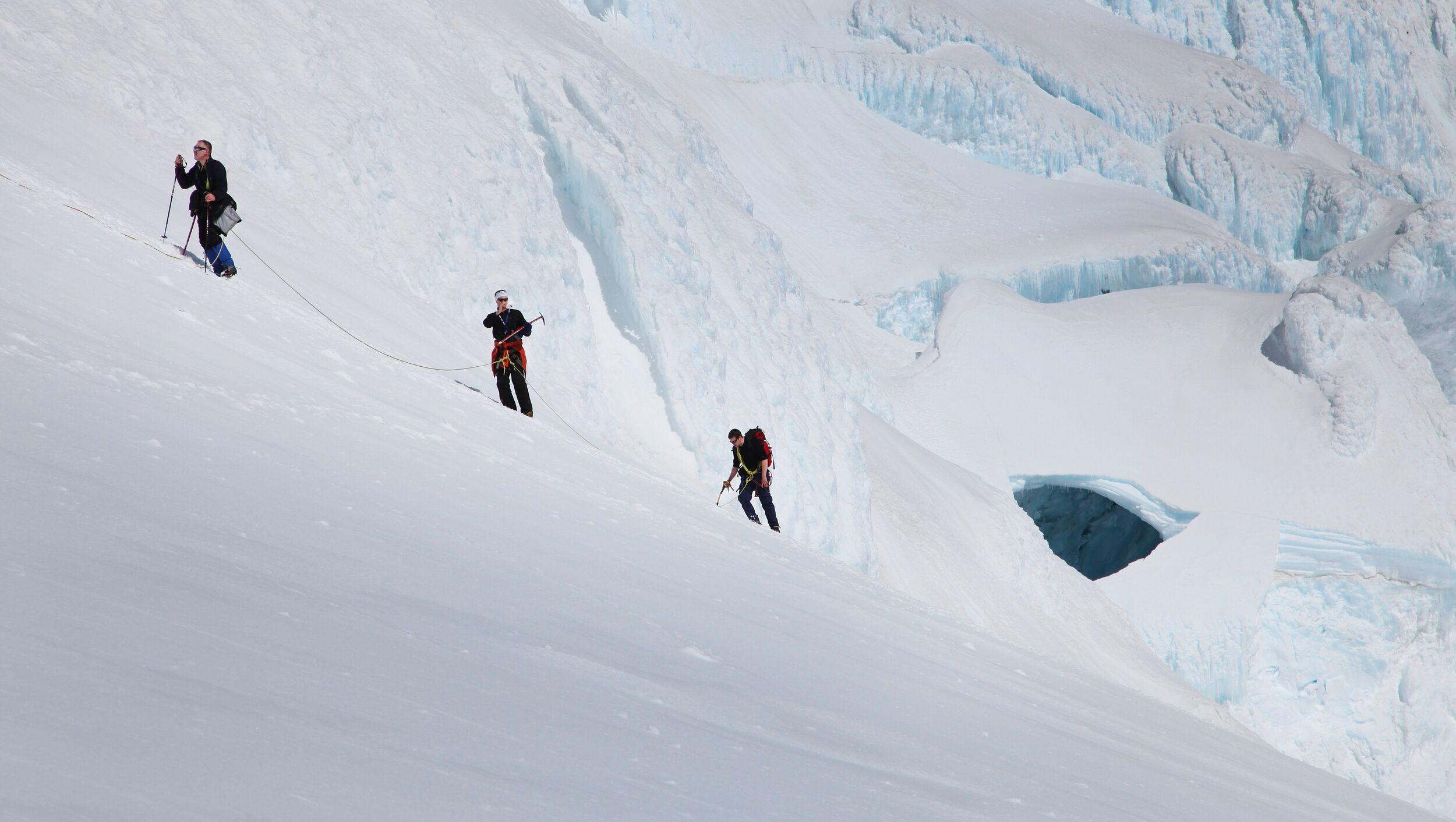 Three people hiking upp Öræfajökull, on their way to summit Hvannadalshnúkur