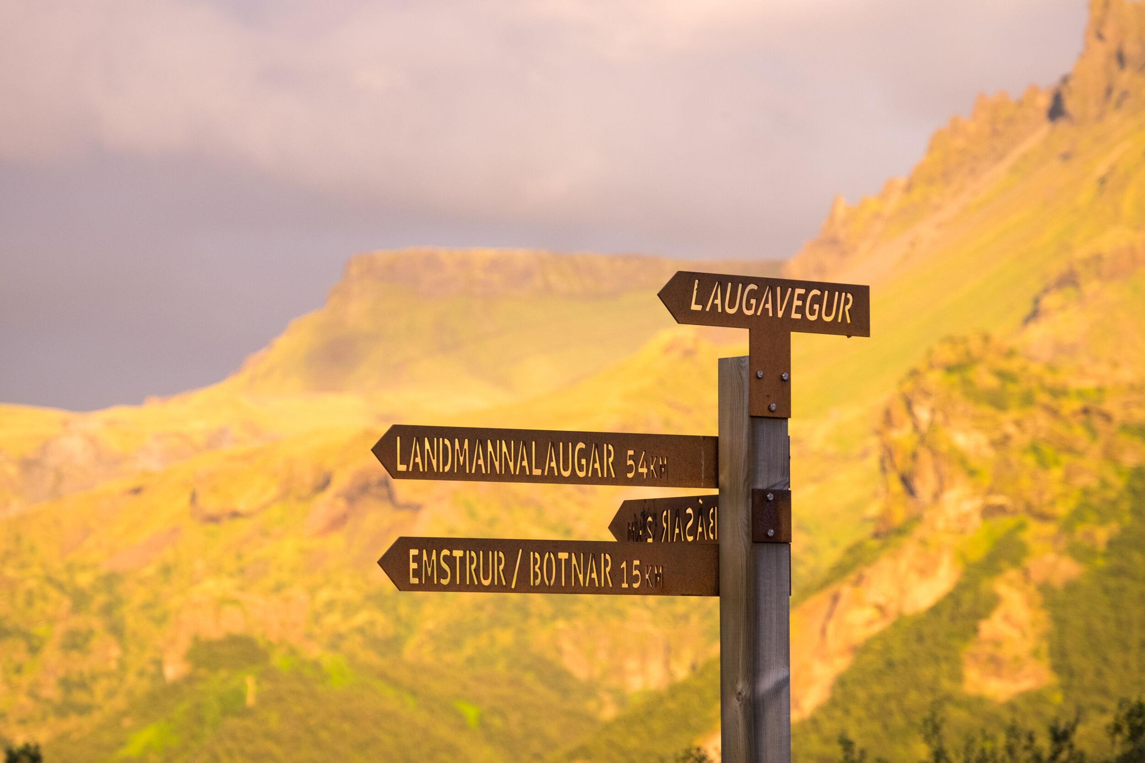 A sign post in the Icelandic highlands with placenames Landmannalaugar, Emstrur/Botnar, Laugavegur written on it